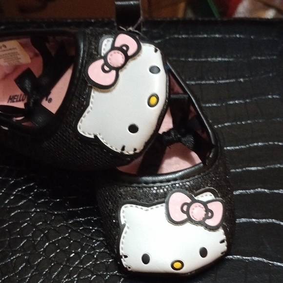 Hello Kitty Black and Pink Slippers with Iconic Design - Picture 7 of 8